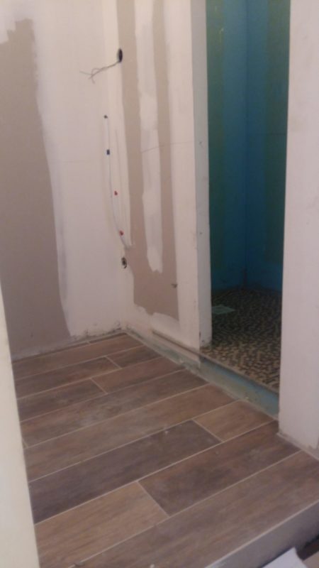 APRÉS : Création d'un nouvel espace de douche pour disposer de deux salles d'eau.