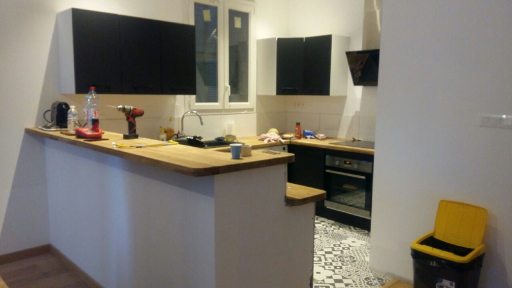 Espace cuisine après travaux, comptoir et triple plan de travail