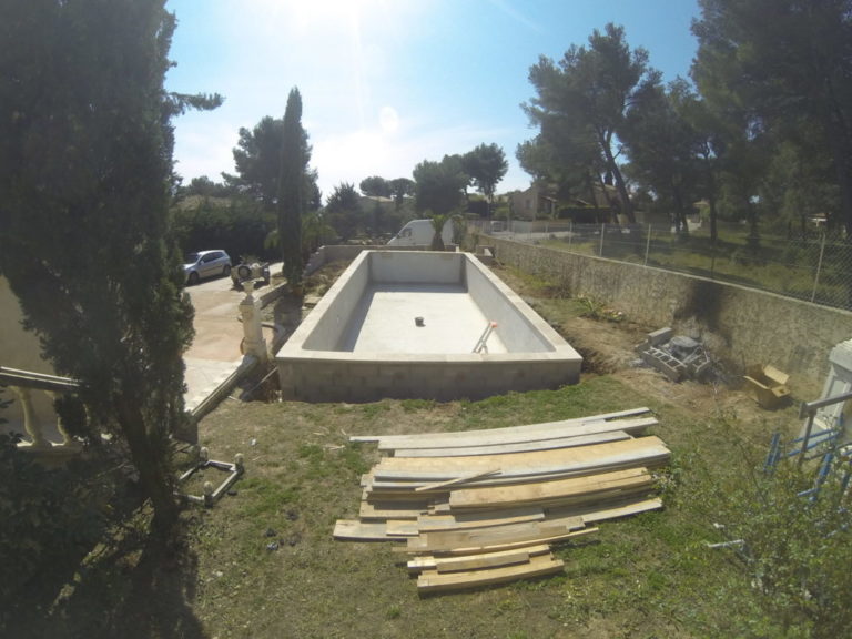 construction du bassin en dur de la piscine