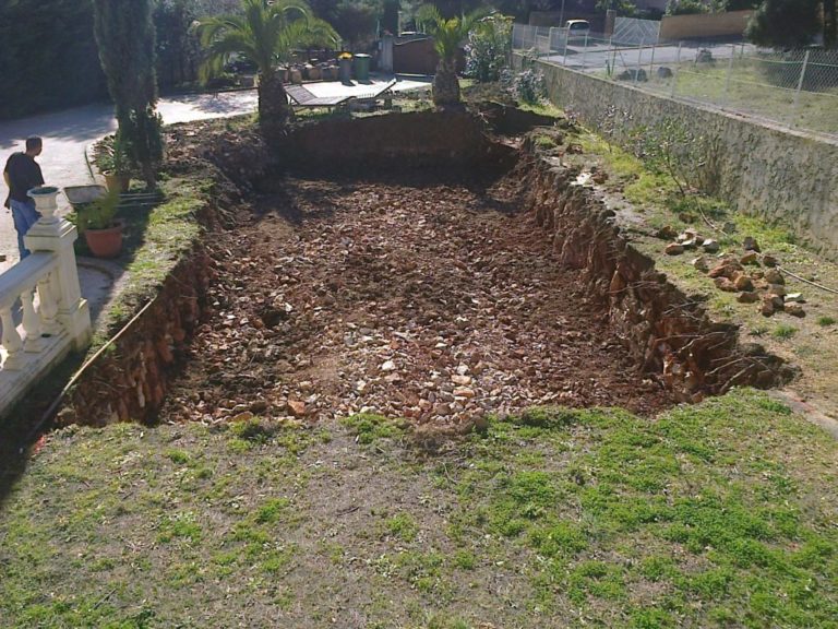 travaux de terrassement dans le jardin avant reception de la piscine