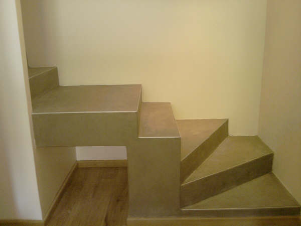 création escalier en béton recouvert de béton ciré