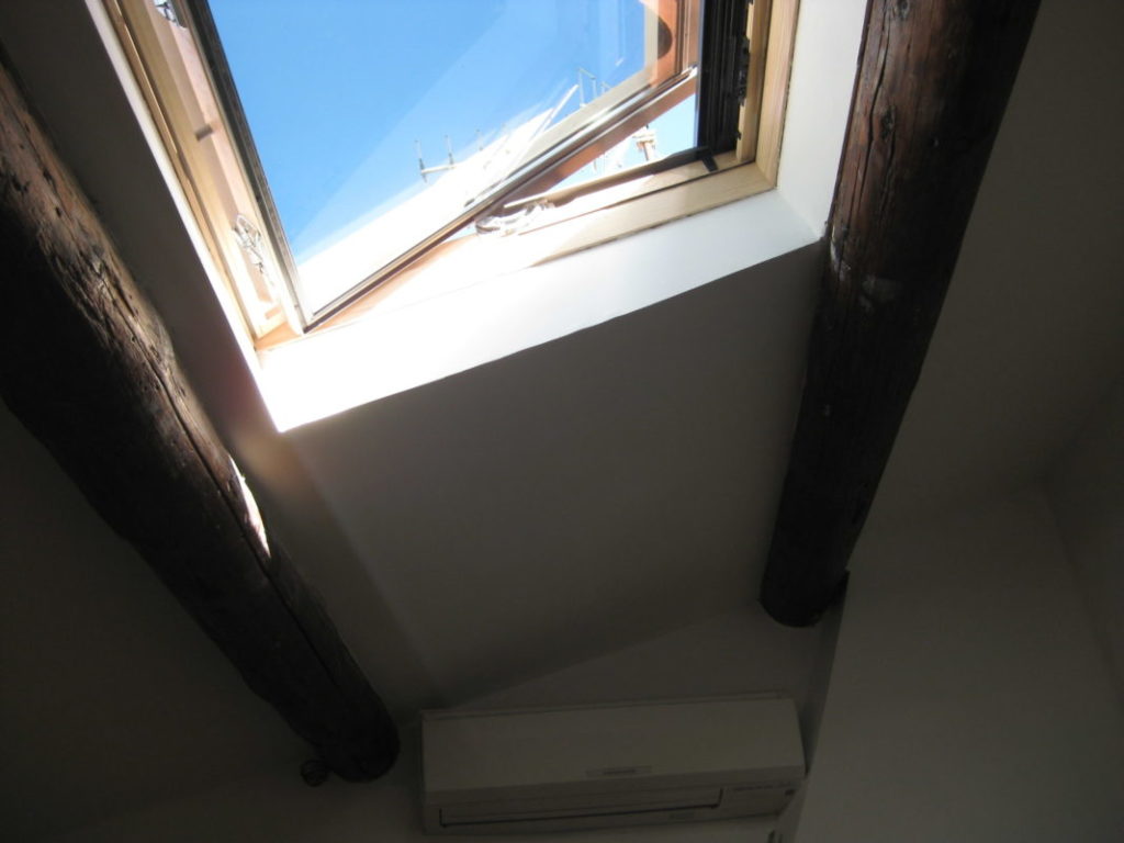 Pose d’une fenêtre de toit dans une maison a marseille