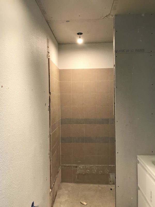 AVANT Salle de douche avant la rénovation totale