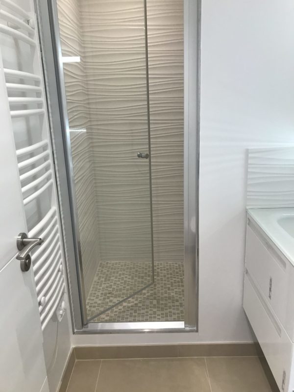 APRES Salle de douche refaite, douche à l'italienne avec une porte