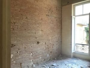 mise en valeur d'un mur en brique lors de la renovation des bureaux de l'agence Blue Egg à Marseille