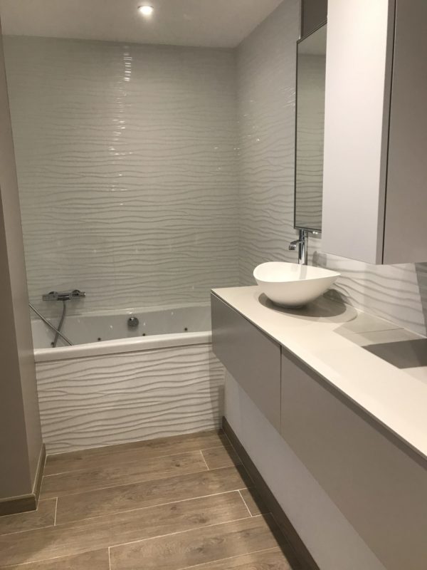 salle de bain renovee avec carrelage imitation parquet