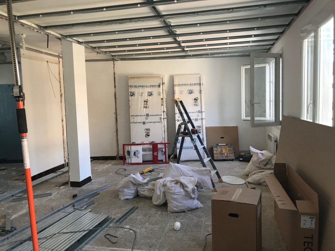 amenagement interieur de la piece principale dans un appartement renove du 7eme a marseille