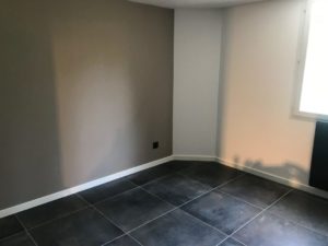 renovation des sols avec la pose d'un carrelage gris noir