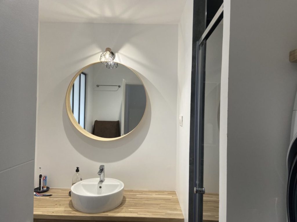 salle de bain plan en bois et peinture blanche