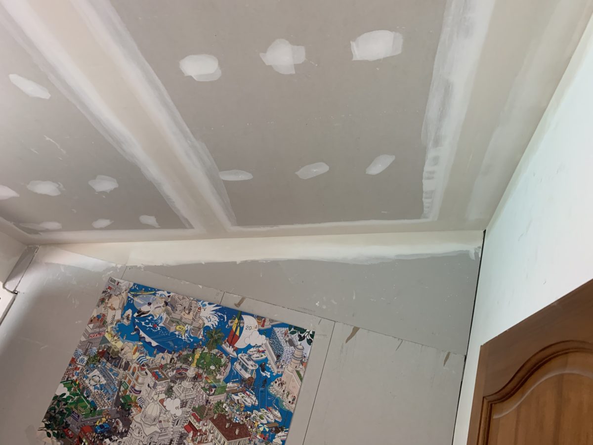 autre angle sur la pose de plaques isolantes au plafond