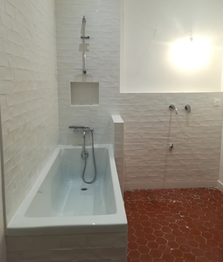 salle de bain avec baignoire rénovée