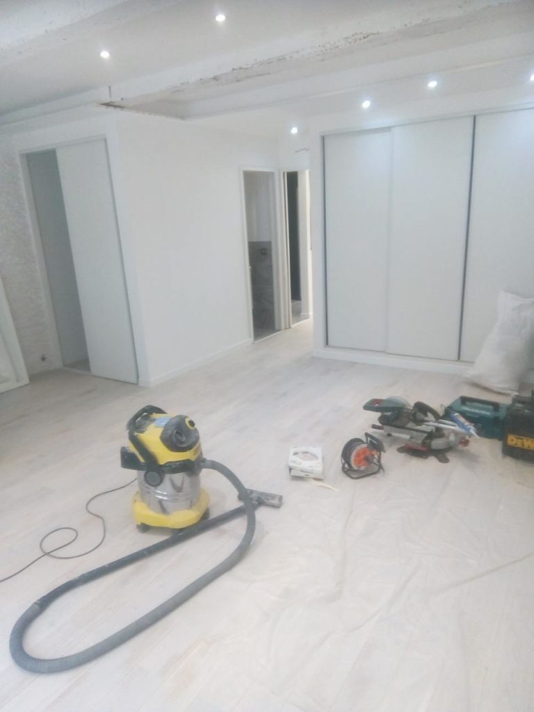 pose de parquet en bois clair dans tous l'appartement