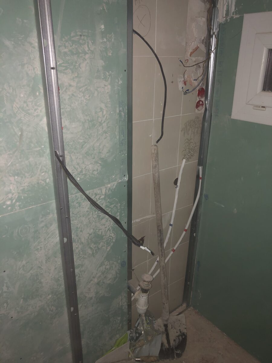 Salle de douche pendant les travaux renovation appartement 13002 marseille