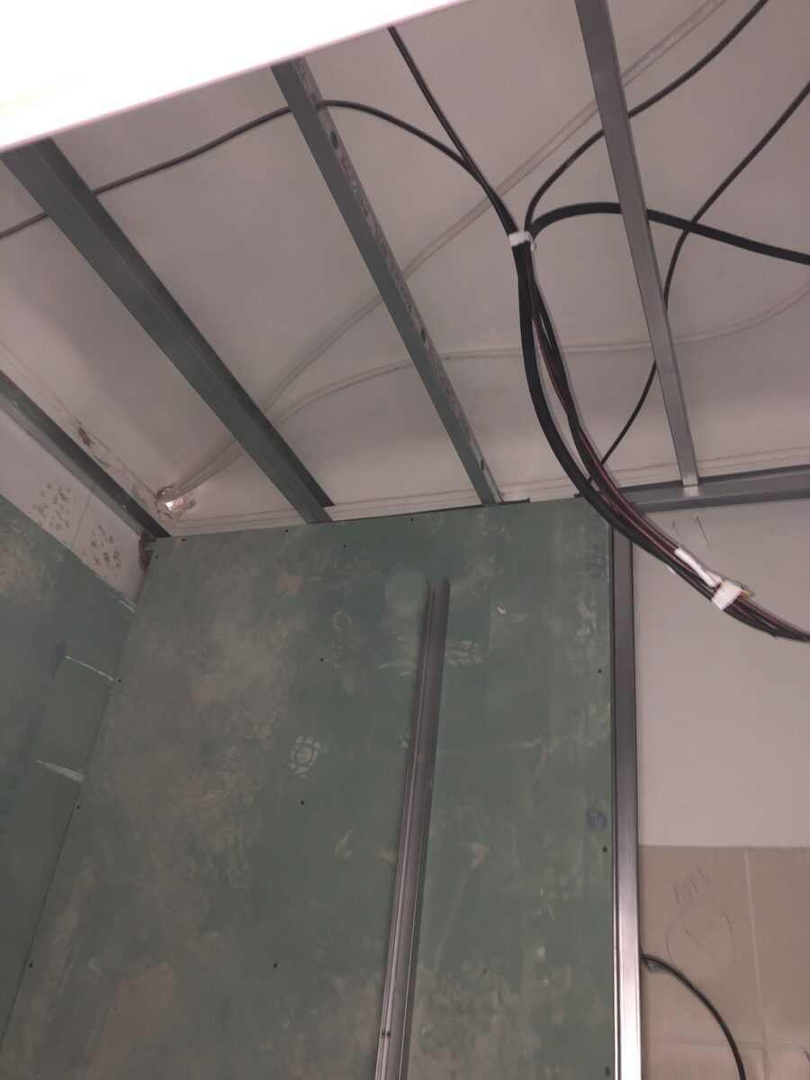 montage faux plafond dans la salle de douche pendant les travaux