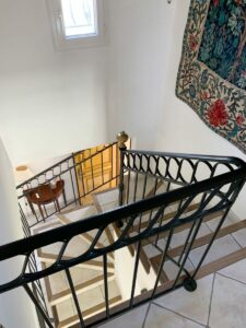 escalier d'une maison avant travaux
