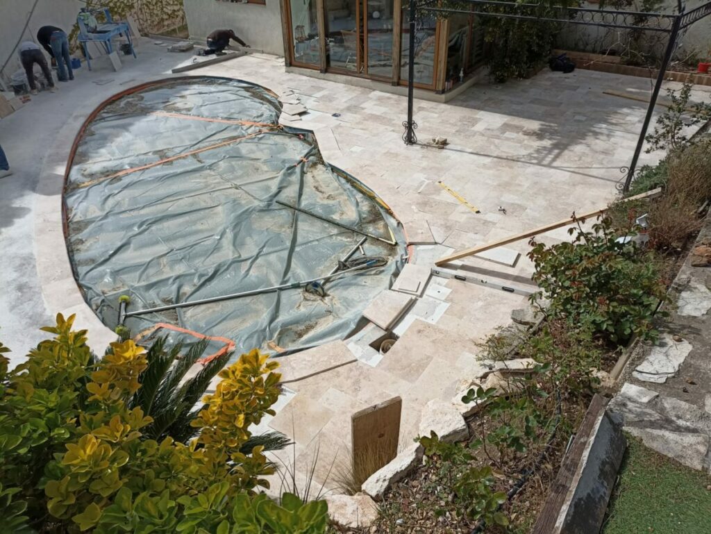 réfection d'une plage de piscine carrelée.