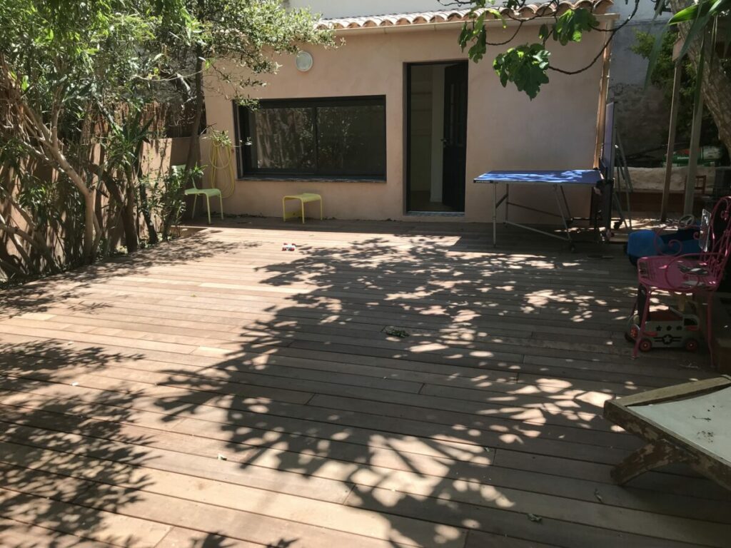 plage en bois avec acces a la maison