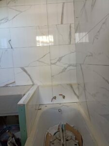pose carrelage imitation marbre dans une salle de bain