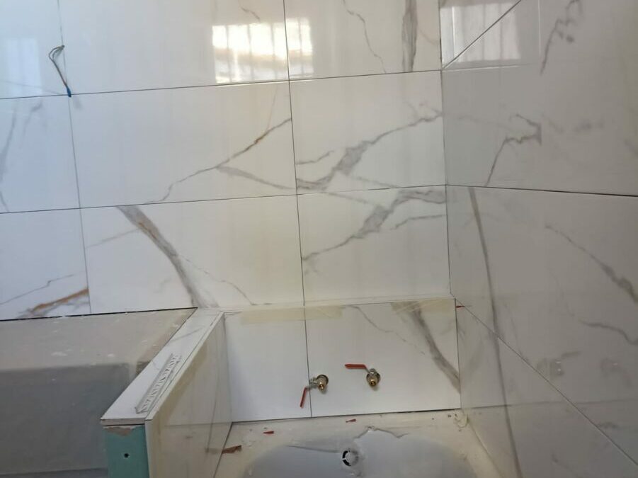 pose carrelage imitation marbre dans une salle de bain