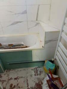 en cours de pose de carrelage pour le tablier de baignoire