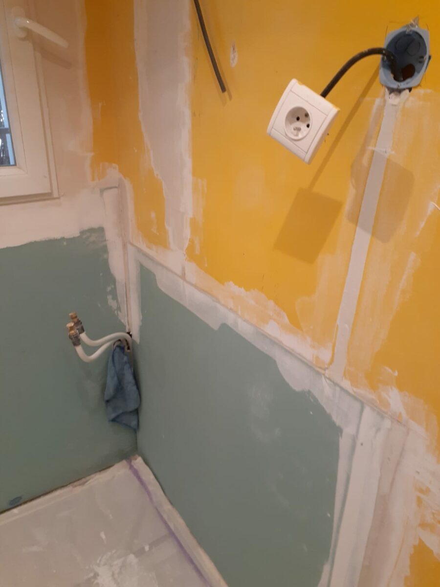 finition des travaux de peinture murale de la salle de douche