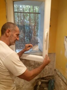 pose d'une fenetre double vitrage lors de la rénovation de la salle de bain