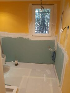 rénovation murs salle de douche de la maison