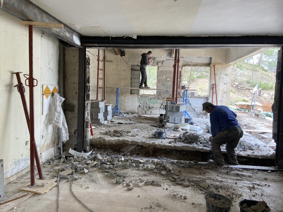 equipe cprim renovation marseille sur le chantier intégral d'une maison ancienne