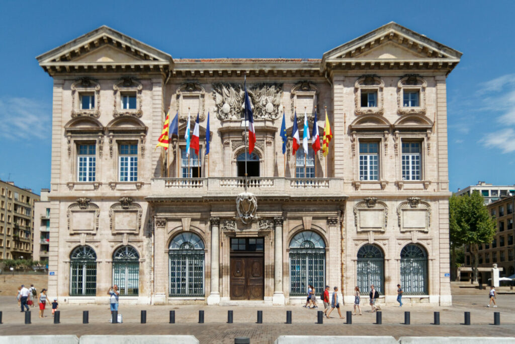 hotel de ville de marseille sur le quai du vieux port