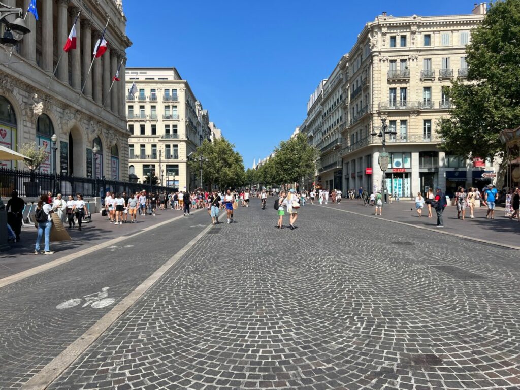 bas de la canebiere, avenue emblematique de marseille a cote du vieux port